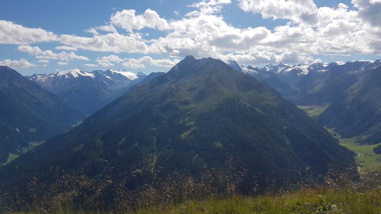 rechts Oberbergtal - Franz Senn Hütte ... links Stubaital