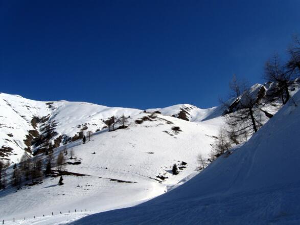 Blick zur Möslalm mit kleiner Kapelle. An ihr kommt man nicht vorbei. Vorher biegt man rechts in ein schönes Hochtal ab.