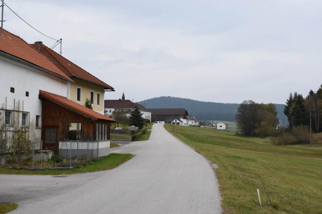 Bauernhöfe entlang der Straße in Unterpaßberg
