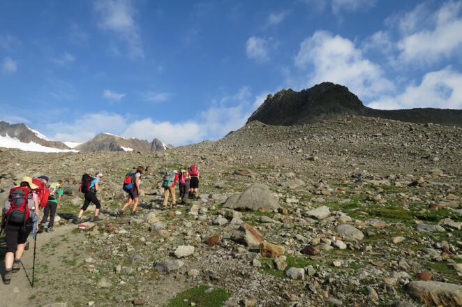 An der Abzweigung auf der Moräne geht es dann Richtung Gratverlauf des Wilden Turmes (Siehe Wegbeschreibung)