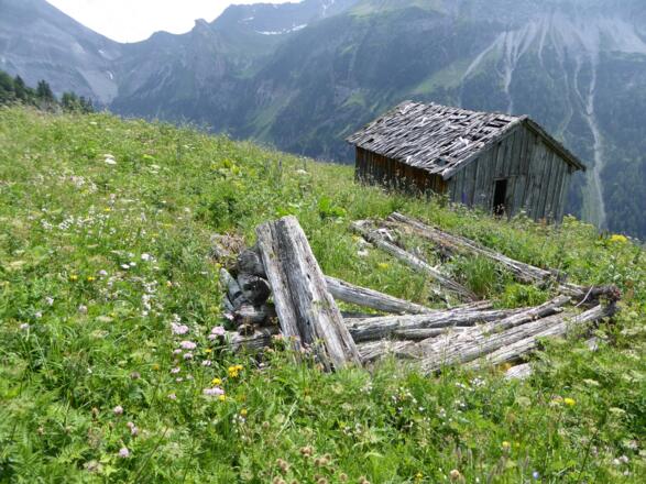 Reste von verfallenen Heuhütten
