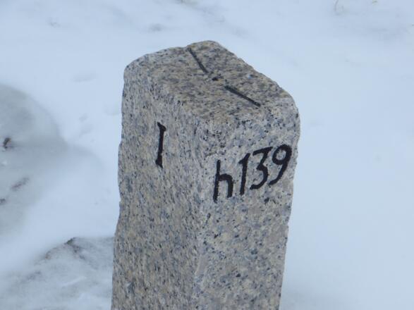 Unübersehbar die Staatsgrenze zwischen Italien und Österreich