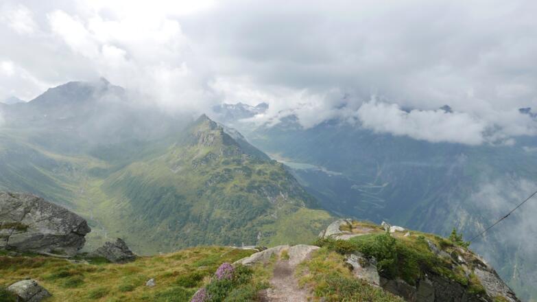 Blick vom Breitspitz Kreuz, links in den Wolken der Schattenkogel, in der Bildmitte der Vermuntstausee