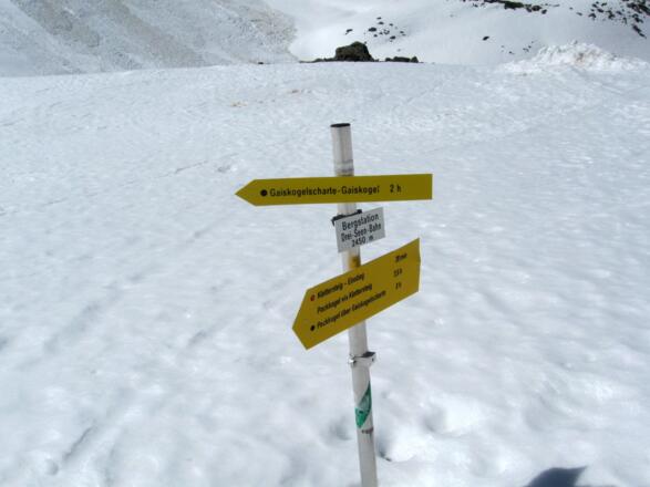 Wegweiser im Talboden im Bereich der Bergstation der Dreiseenbahn