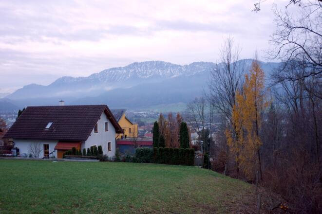 Über die Wiese (515m) und links zur Strasse