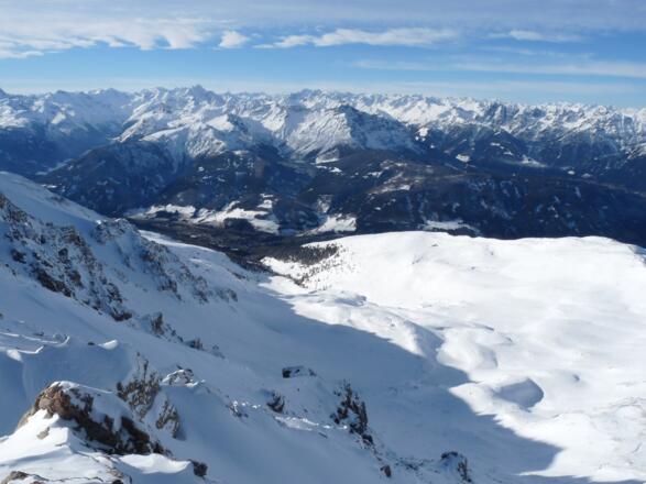 Blick vom Gipfel nach Westen hinunter ins Wipptal bzw. zu Stubaier Alpen.