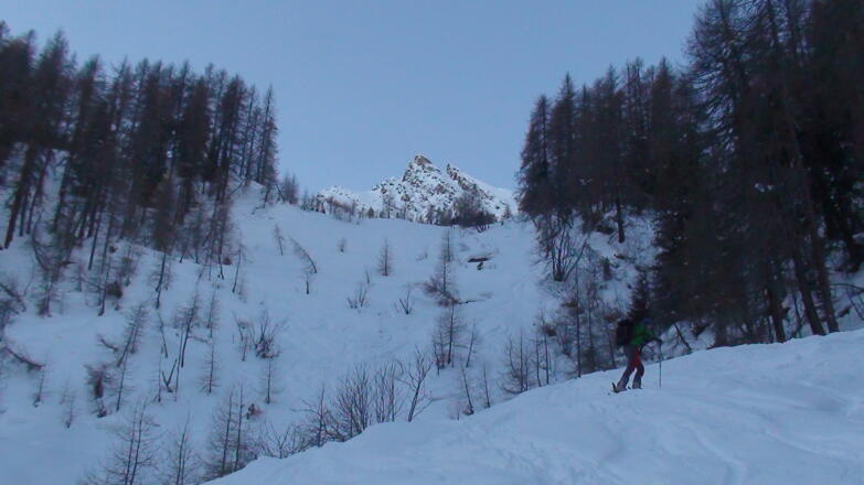 Erster Blick beim nordostseitigen Aufstieg auf den Gipfel der Hohen Warte 2687 m