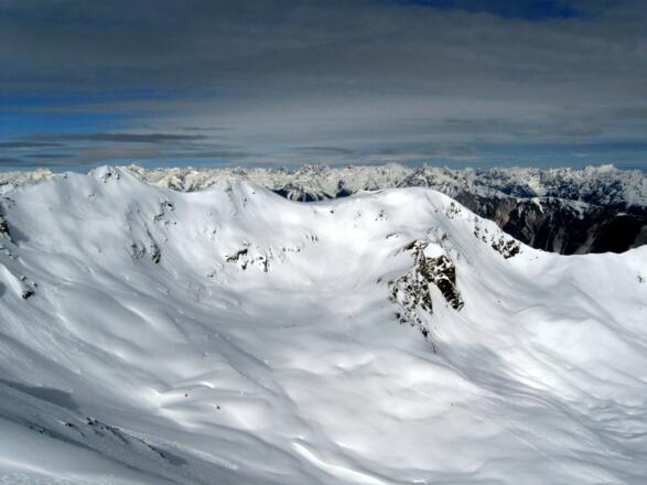 Blick hinunter in die Oberen Böden und das Aufstiegsgelnde zum beliebten Wetterkreuzkogel
