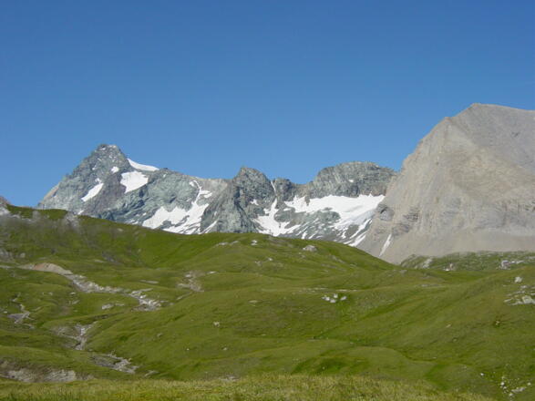 kurz nach der Glorerhütte beim Wegweiser öffnet sich der Blick zum Großglockner und rechts das Schwerteck an dessen Fuße die Salmhütte zu sehen ist