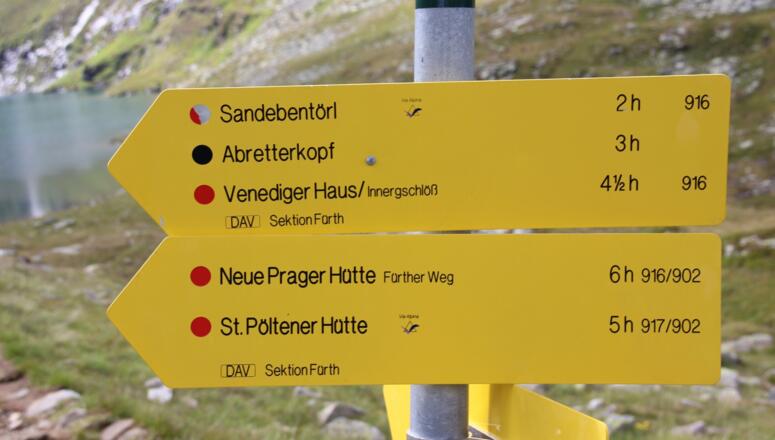 Zahlreiche Schilder weisen den Weg.