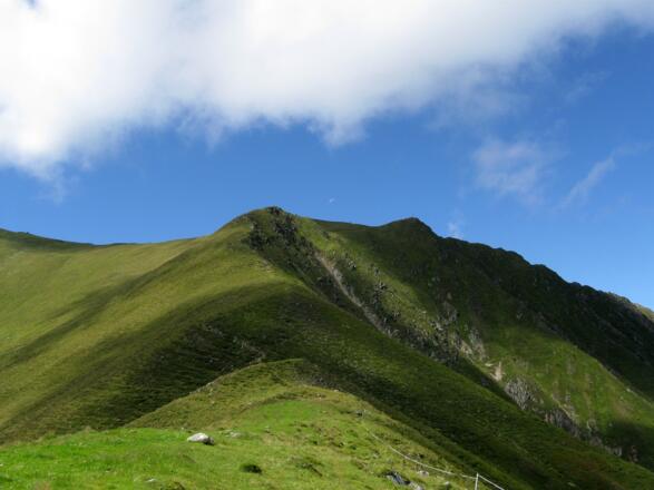 Einsicht in den weiteren Wegverlauf am Grat. Rechts der Bildmitte: der Rauhe Kopf.