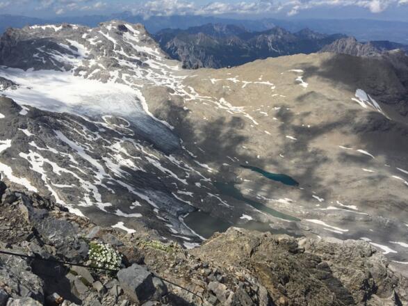 Die letzten Überreste des Brandnergletschers. In Bildmitte im oberen Drittel die Mannheimer Hütte.