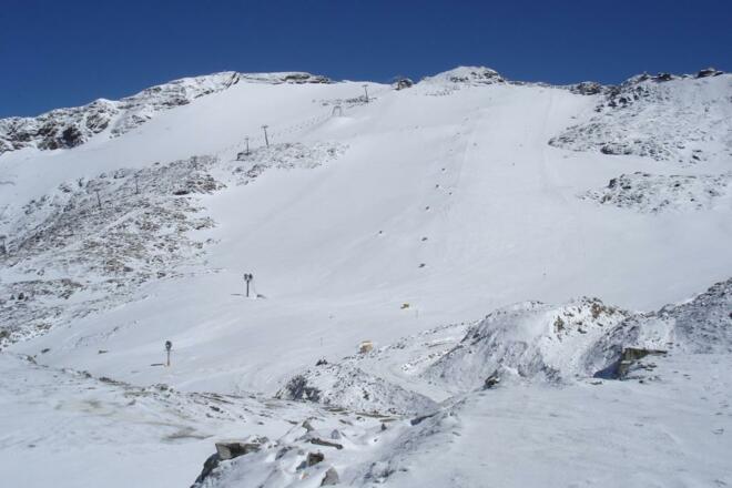 Gipfel des Schareck über dem Mölltaler Gletscher 15cm Neuschnee Aufstiegsspur rechts erkennbar