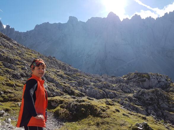 Rast an der Fritz-Pflaum Hütte, im Hintergrund die Ackerlspitze