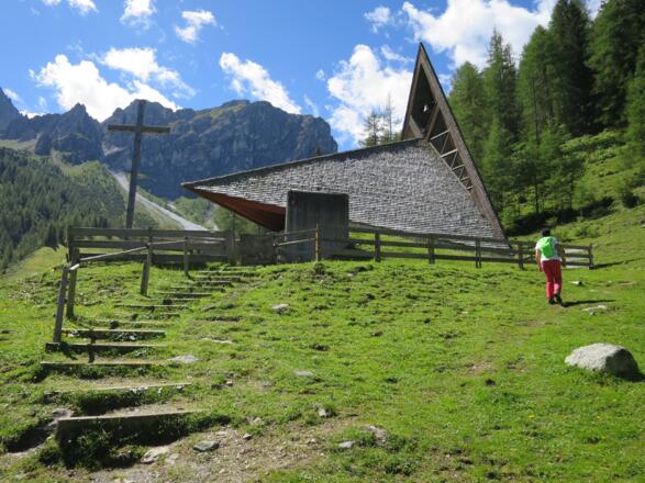 Die Bergkapelle Axamer Lizum wurde im Olympiajahr 1976 &quot;Zum Gedenken an Alle bei der Ausübung des Sports tödlich Verunglückten&quot; gebaut.