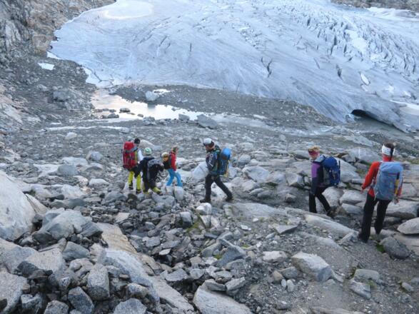 Abstieg zum Gletscher und Anseilplatz, weiter geht es dann weglos.