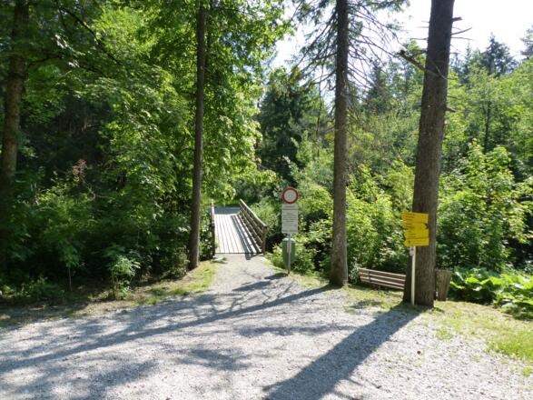 Beim Halltal-Eingang geht es rechterhand über die Brücke.