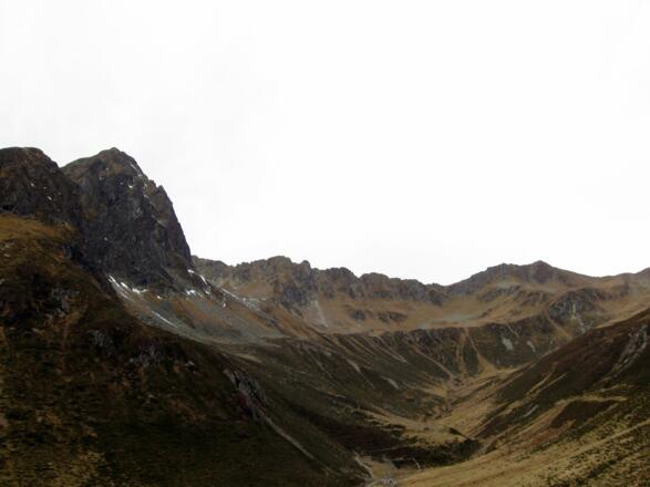 Die obere Zirmbachalm mit Kreujoch und Mitterzaigerkopf