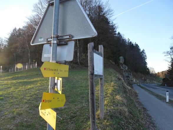 In St. Thomas, gegenüber vom Feuerwehrdepot, zweigt der Weg ab zum Phallusstein