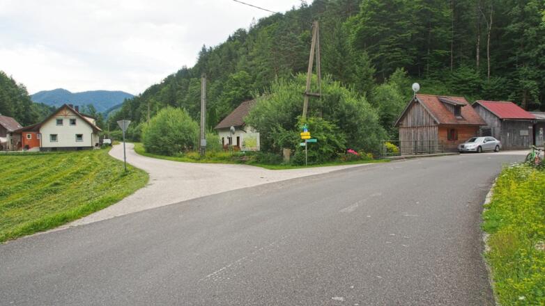 Nach der Einfahrt Hausgraben folgen wir kurz der Straße, dann biegen wir rechts ab in die Welchau