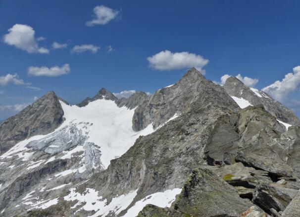 Eine Welt aus Fels, Schnee und Eis. Kuchelmooskopf, Wildgerlos Spitze, Reichenspitze und Gabler (von links)