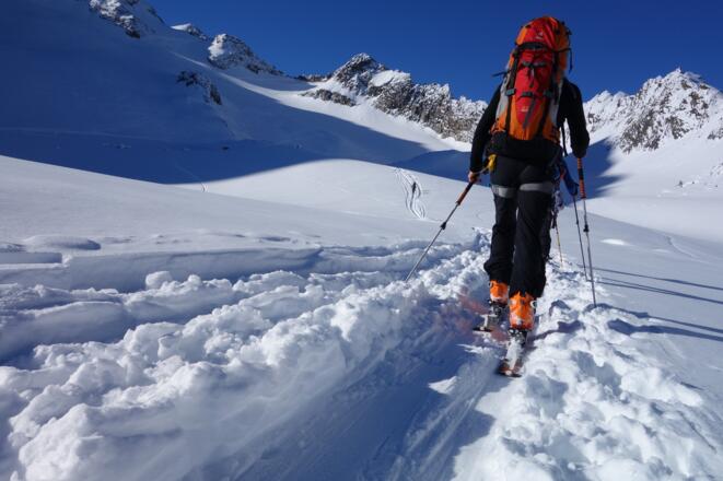 Der Blick auf den Sommerwandferner wird frei. In der Mitte der Gipfel der Inneren Sommerwand, links davon die Kräulscharte und unser Skidepot.