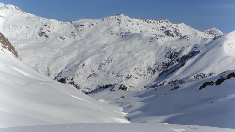Das Außergriff ist von steilen Hängen begrenzt, daher bedarf es hier günstiger Tourenverhältnisse. Weiter unten ist die Holzhütte erkennbar. Bei dieser geht es nach links weg zur Poltenalm und Schranzberghaus.