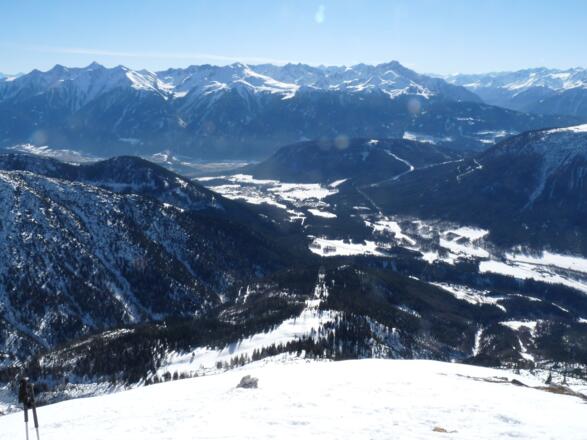 Blick über das Mieminger Plateau zu den Stubaier Alpen.