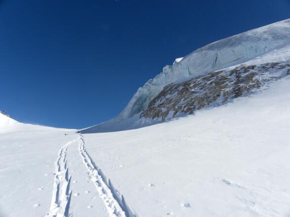 Die letzten Höhenmeter ziehen sich ordentlich - vorbei geht es unterhalb des Eiswulstes.