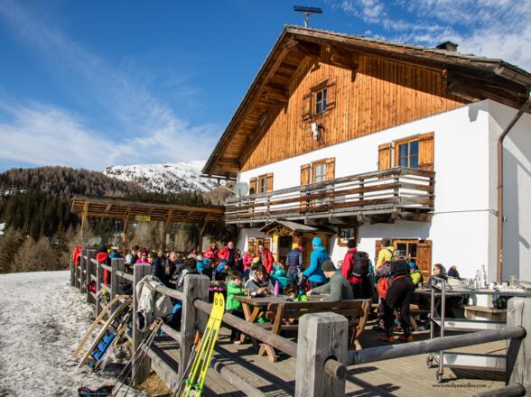 Sonnenterrasse des Rifugio Malga Nemes.