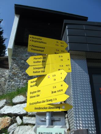 Schilderwald auf der Mutterer Alm