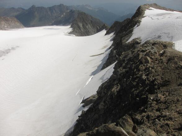 Blick vom Gipfel auf Lisenser Ferner, Berglasübergang und weitere Seilschaften auf dem Weg zur Nordflanke.