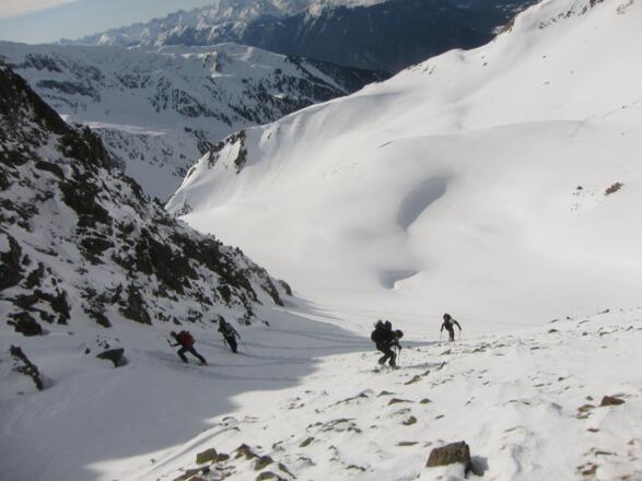 Aufstieg in Spitzkehren zum Kreuzjoch.