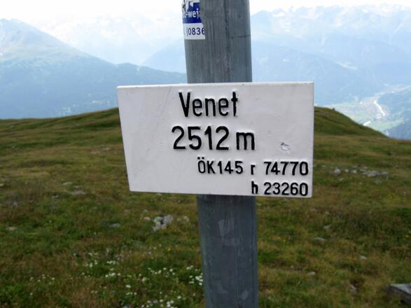 Beschilderung nahe des Gipfels. Die Glanderspitze wird allgemein als Venet bezeichnet.