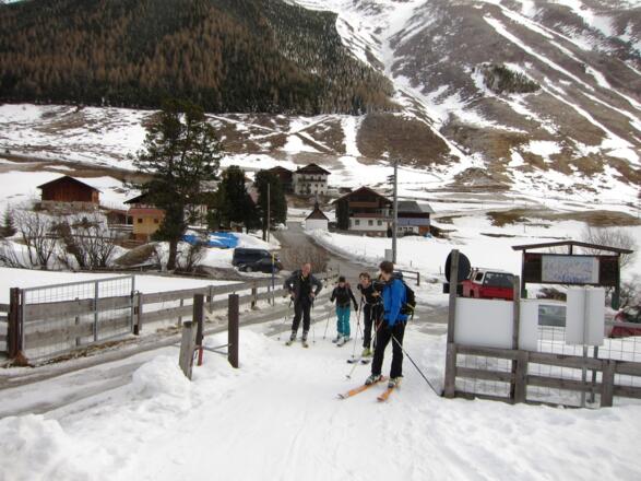Der Weiler Haggen (Gemeinde St. Sigmund) im Sellraintal, Ausgangspunkt für Skitouren im Kraspestal.