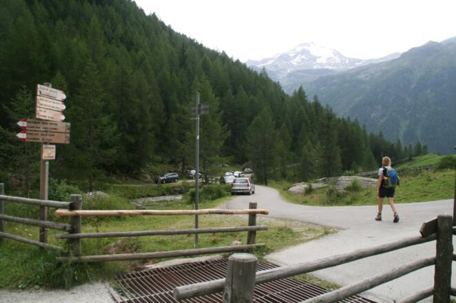 Direkt am Beginn des Wanderparkplatzes Knuttental, zweigen wir linkerhand ab.
