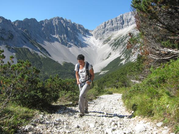 Aufstieg zum Lafatscher Joch. Hinten das Stempeljoch.