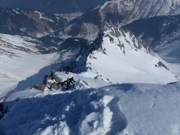 Blick vom Gipfel hinunter zum steilen Anstieg.