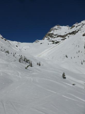 herrliche Pulver- oder Firnhänge im Wasserfallkar; in der Bildmitte oben den P 2346
