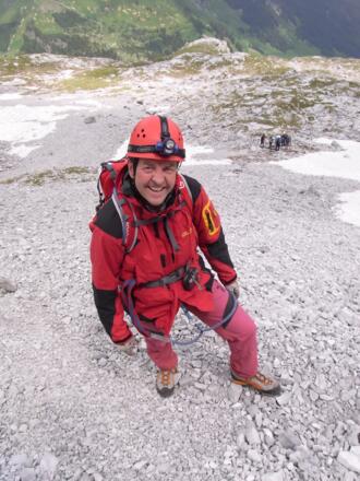 Mit Regenjacke und Stirnlampe ausgerüstet