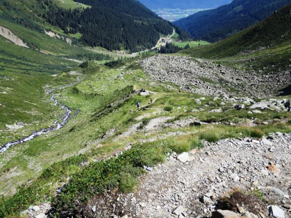 Die Inzinger Alm (1636 m), ganz unten Inzing im Inntal.