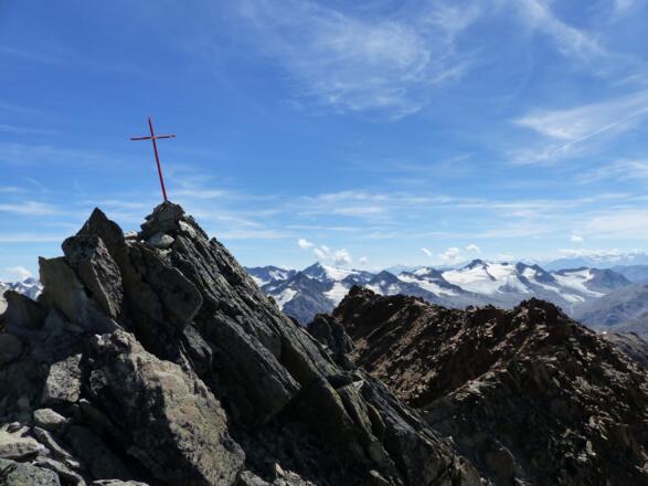 Nur ein kleines, einfaches Gipfelkreuz ziert den V. Brochkogel.