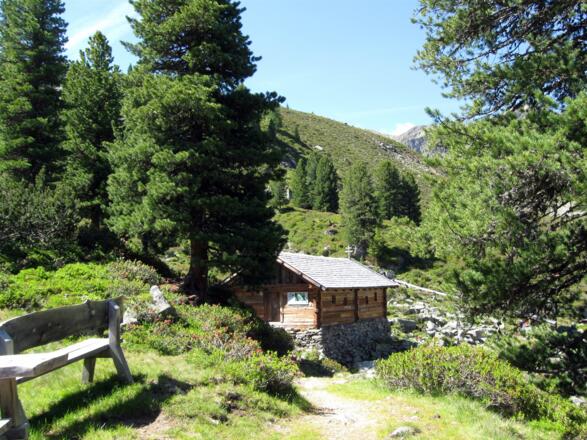 Weiter geht es hinein in das Wörgetal, wo man schon bald das rekonstruierte Knappenhaus mit Puchwerk erreicht.