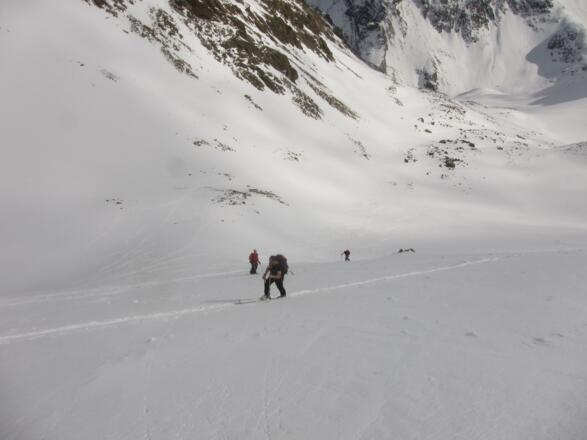 Aufstieg in Entlastungsabständen durch den letzten Steilhang.