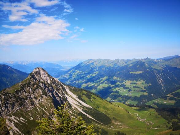 Ausblick vom Gipfel Richtung Kellaspitze, Großes Walsertal und den Walgau