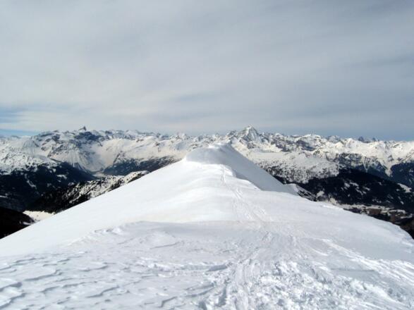 Rückblick über den Grat. Hinten in der Bildmitte deutlich der Habicht.