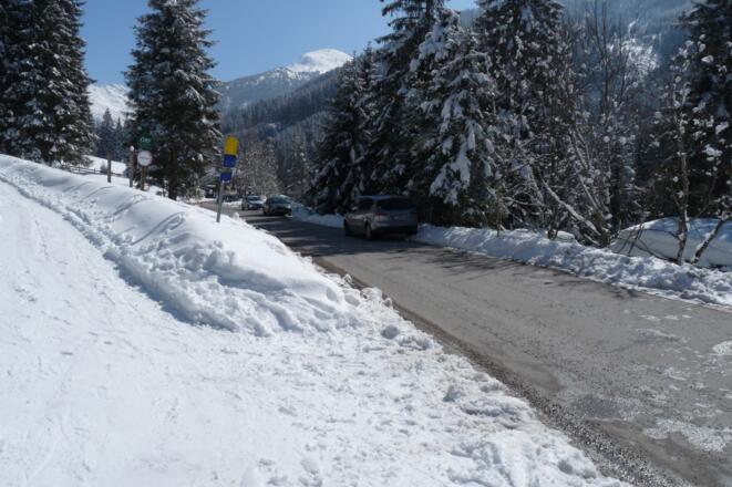 Mittlerweile bestehen vor dem ehem. Gh. Hanneburger ausgewiesene und kostenpflichtige Parkplätze.