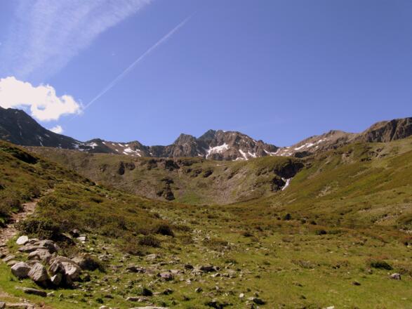 Blick hinein ins Wörgetal (dem ehemaligen Abbaugebiet). Hinten in der Bildmitte die Wörgegratspitze.