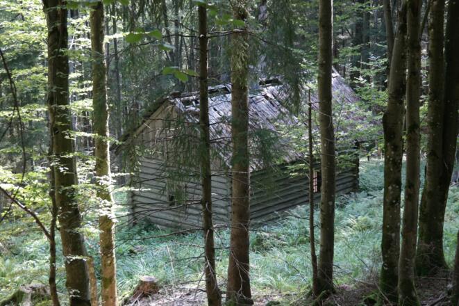 Eine, dem Verfall preisgegebene, Jagdhütte beim Aufstieg.