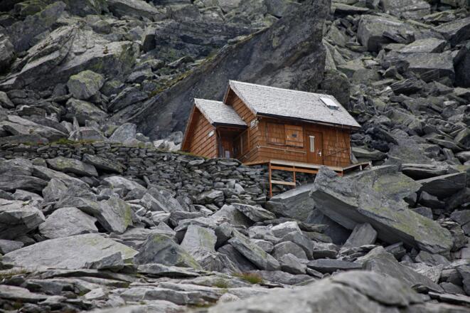 Steinreich: Das Albert-Biwak ist von Blockgelände umgeben